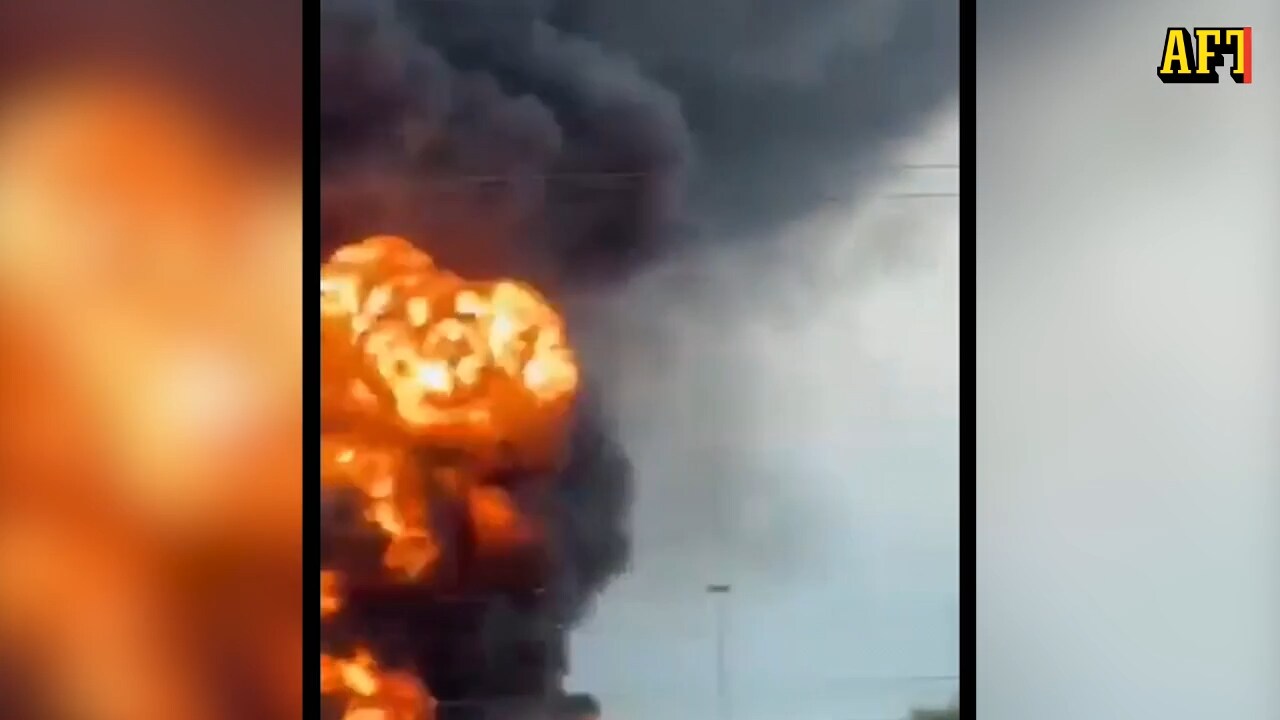 Explosionen vid en bränsledepå nära Florens i Italien - Aftonbladet TV