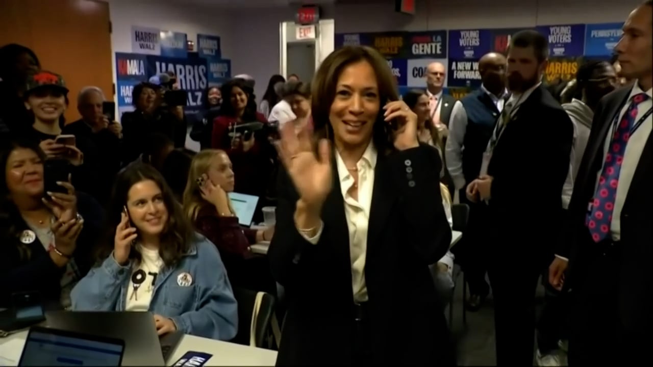 Här pratar Kamala Harris i telefon – och vinkar till kameran