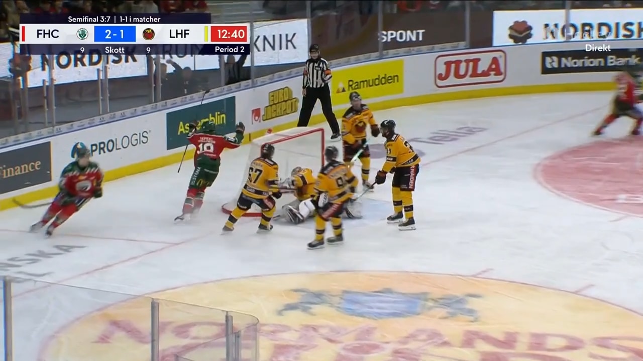 Här gör 17-åringen sitt första SHL-mål – och blodiga bilder på Luleåspelaren