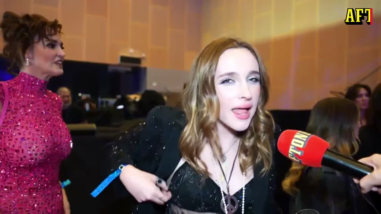 Här går brandlarmet på efterfesten – mitt i live-tv