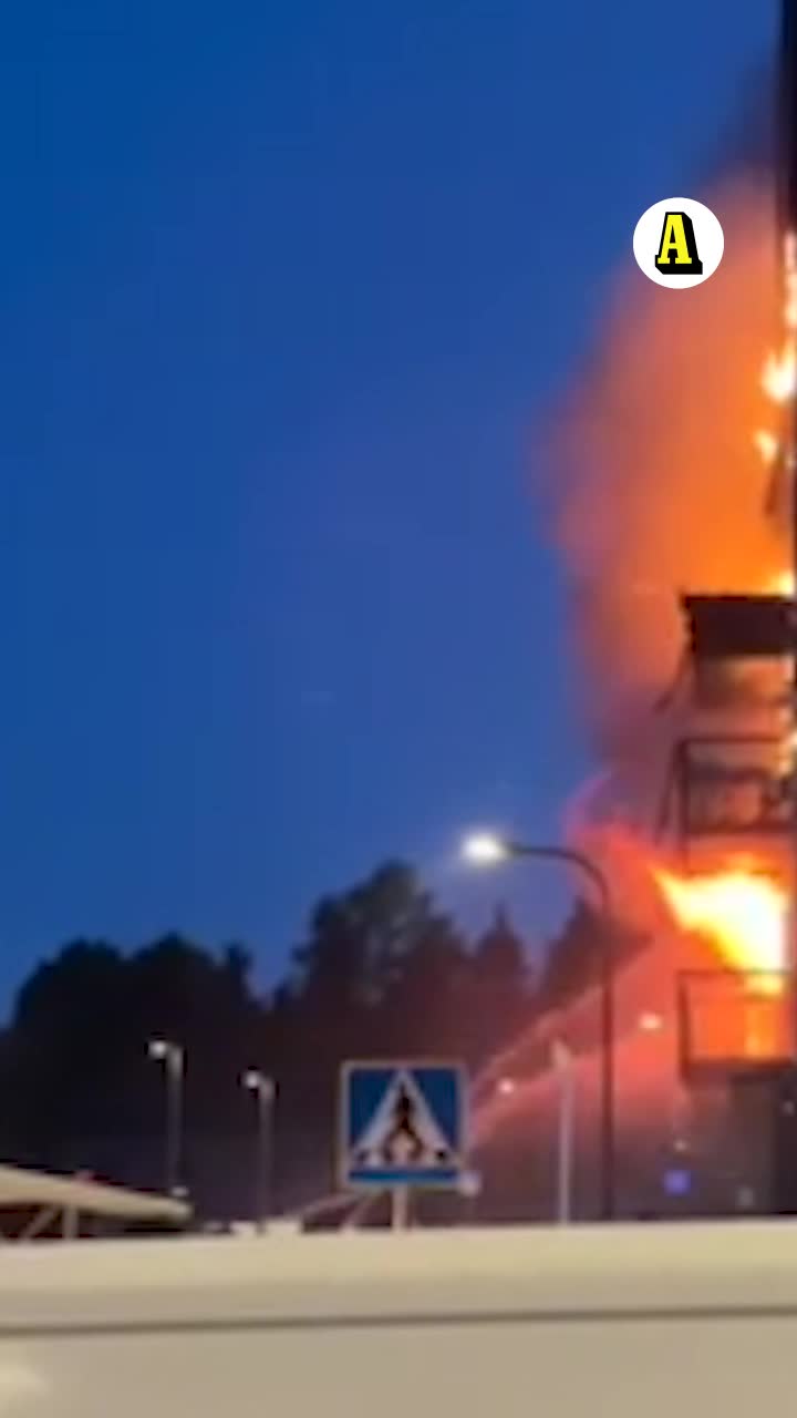 Stor lägenhetsbrand i Upplands-Bro