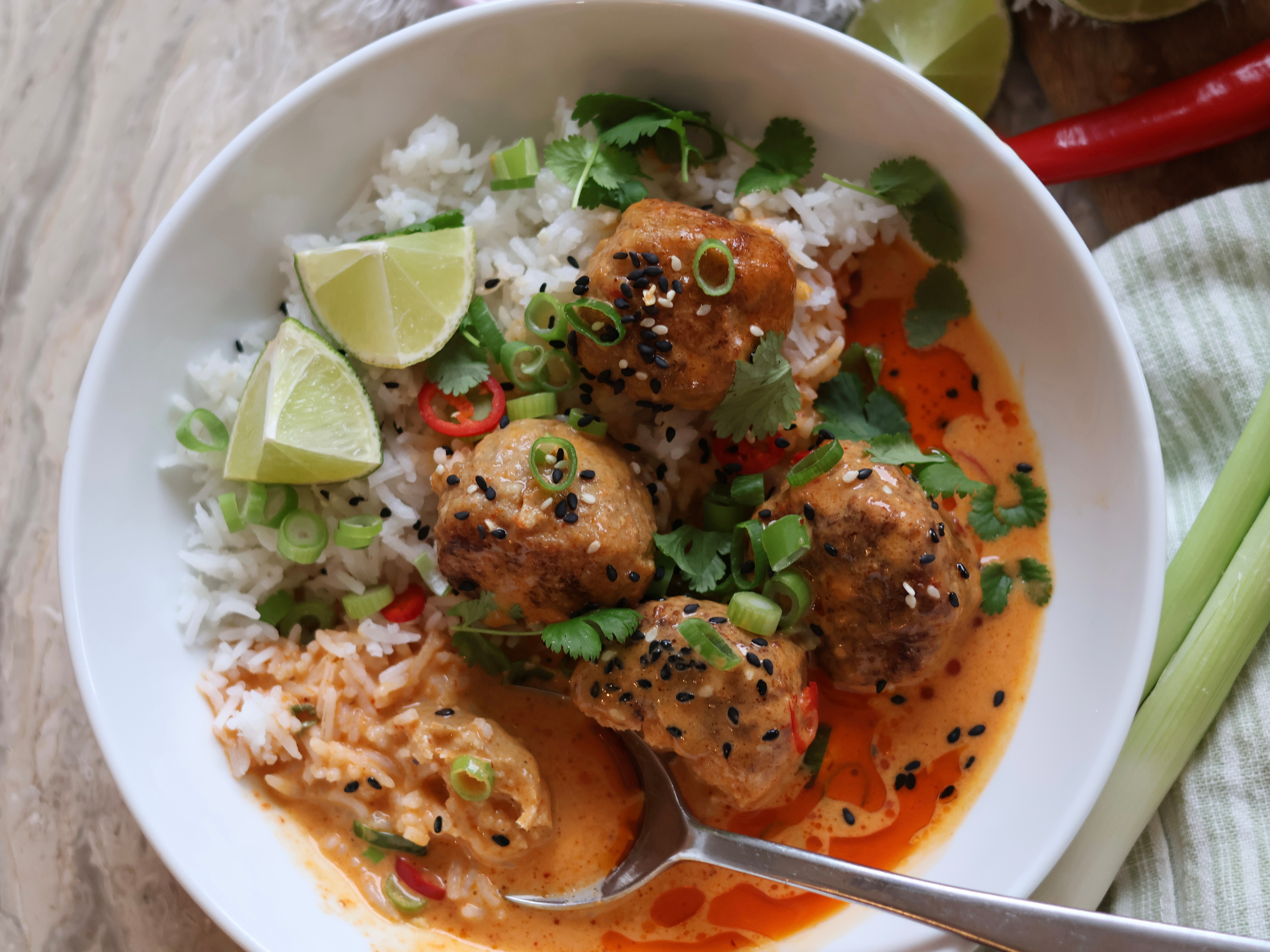 Thai kycklingköttbullar i röd curry