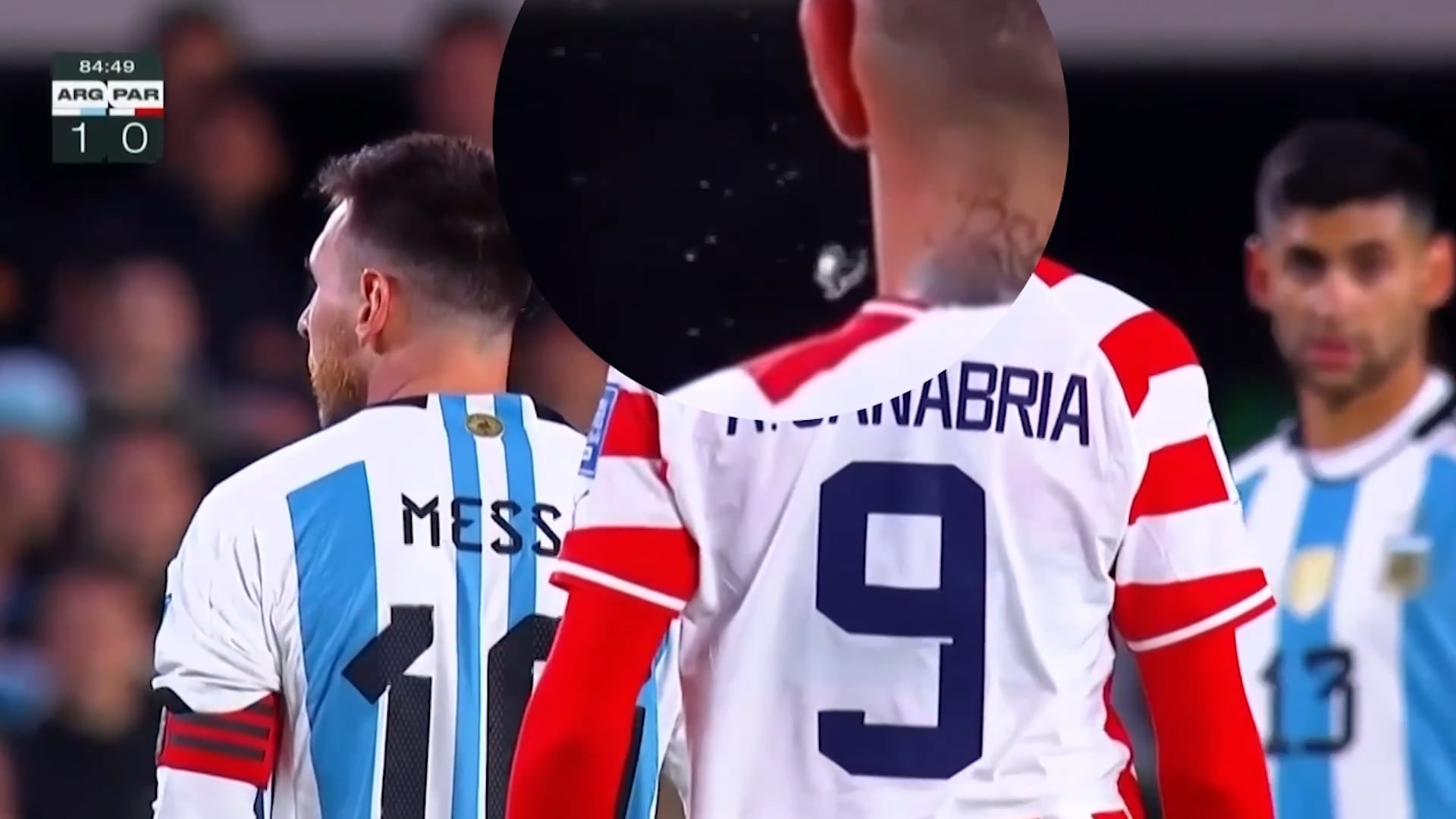 Här spottar motståndaren på Messi