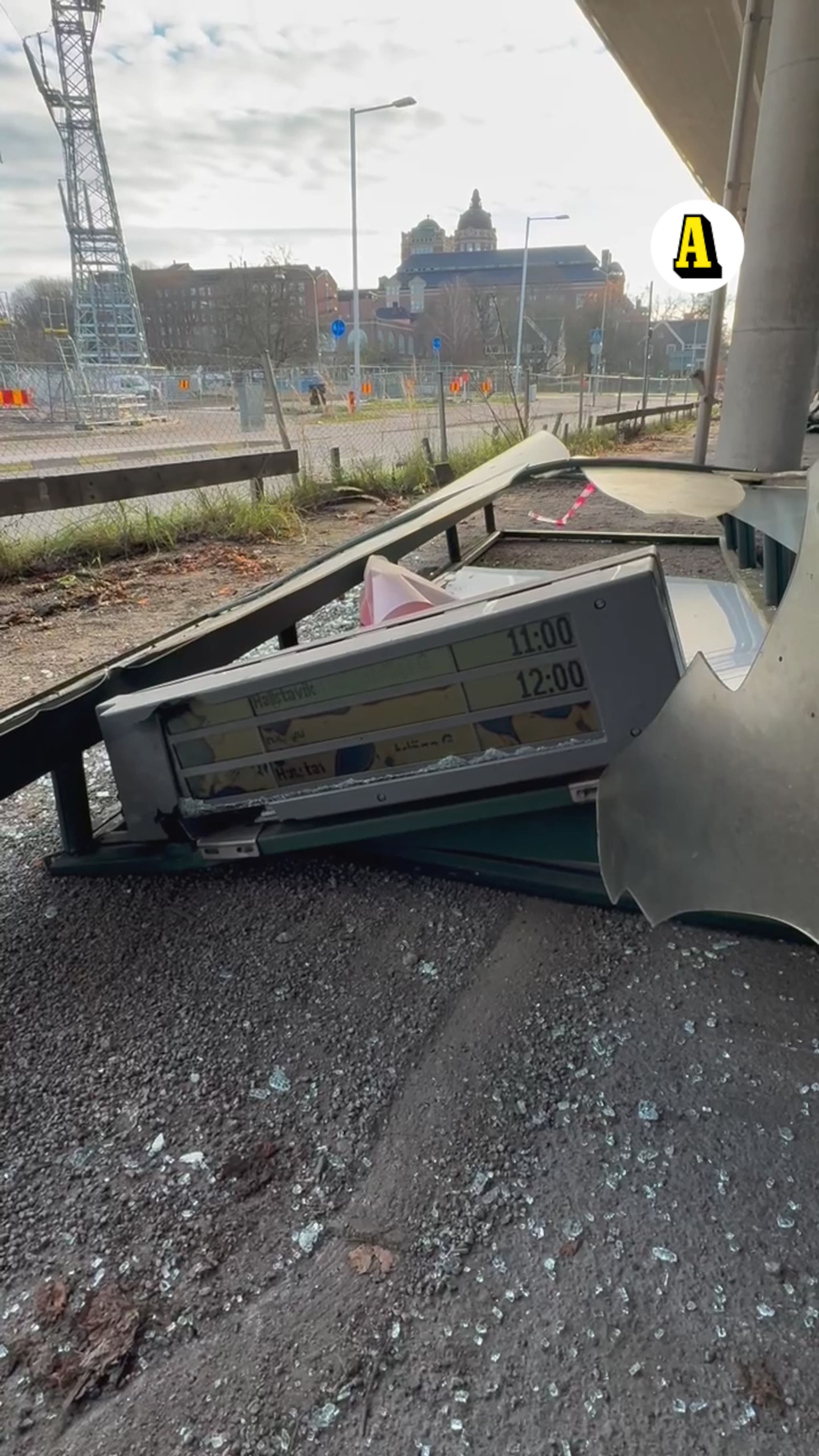 Busskuren ligger dumpad på allmän plats