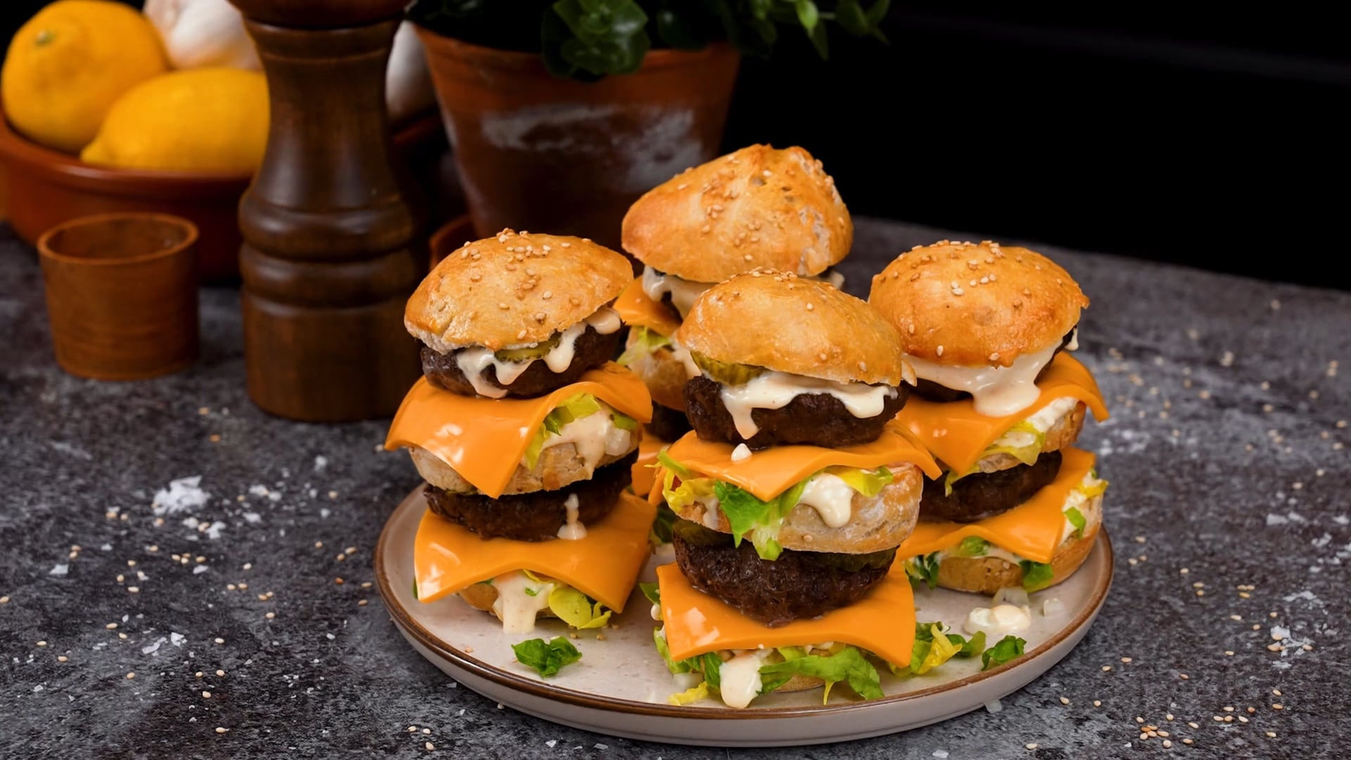 Duka upp med minihamburgare på buffén.