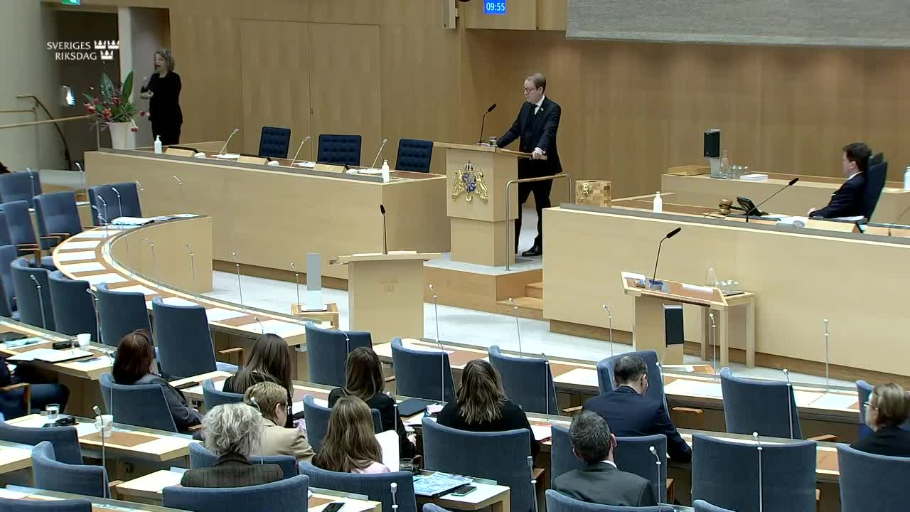 Här avbryts utrikesministern i riksdagen