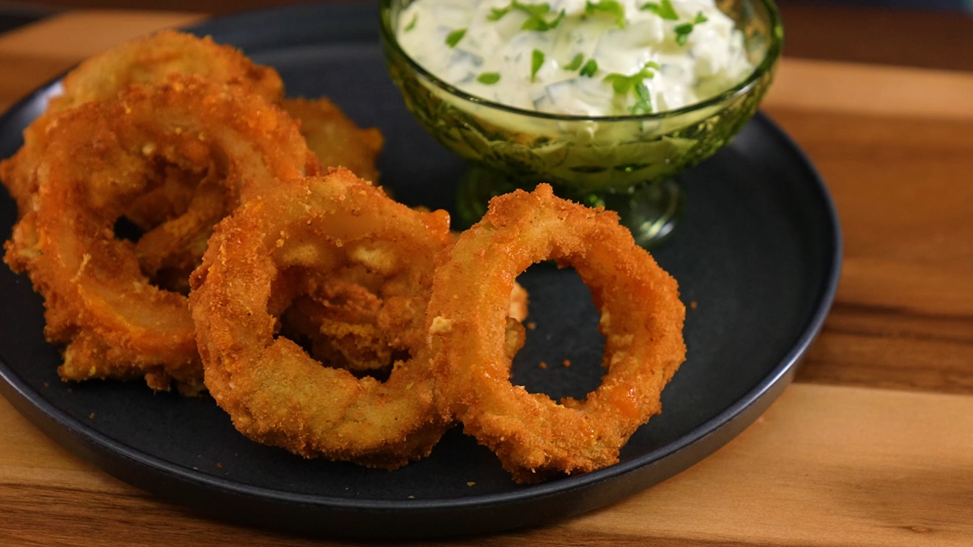 Friterade lökringar med ostgömma