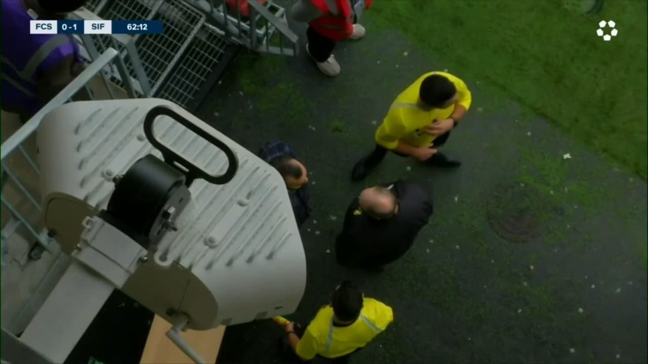 Märkliga bilderna: Man från publiken fick döma matchen