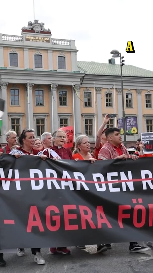 Demonstranter drar rött streck genom Stockholm