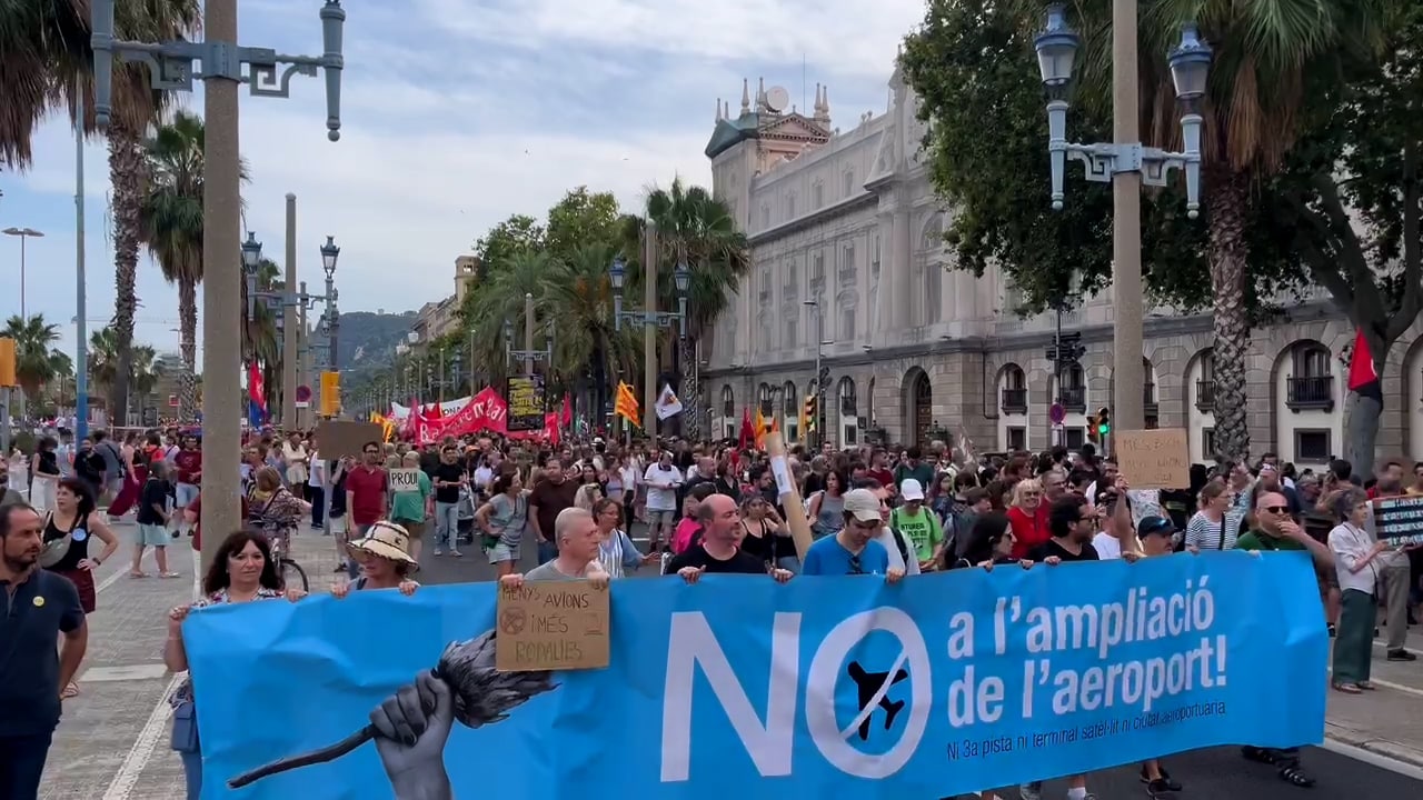 Stor demonstration mot överturismen i Barcelona
