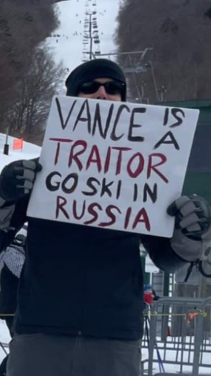 JD Vance på skidsemester – möttes av arga Ukraina-demonstranter