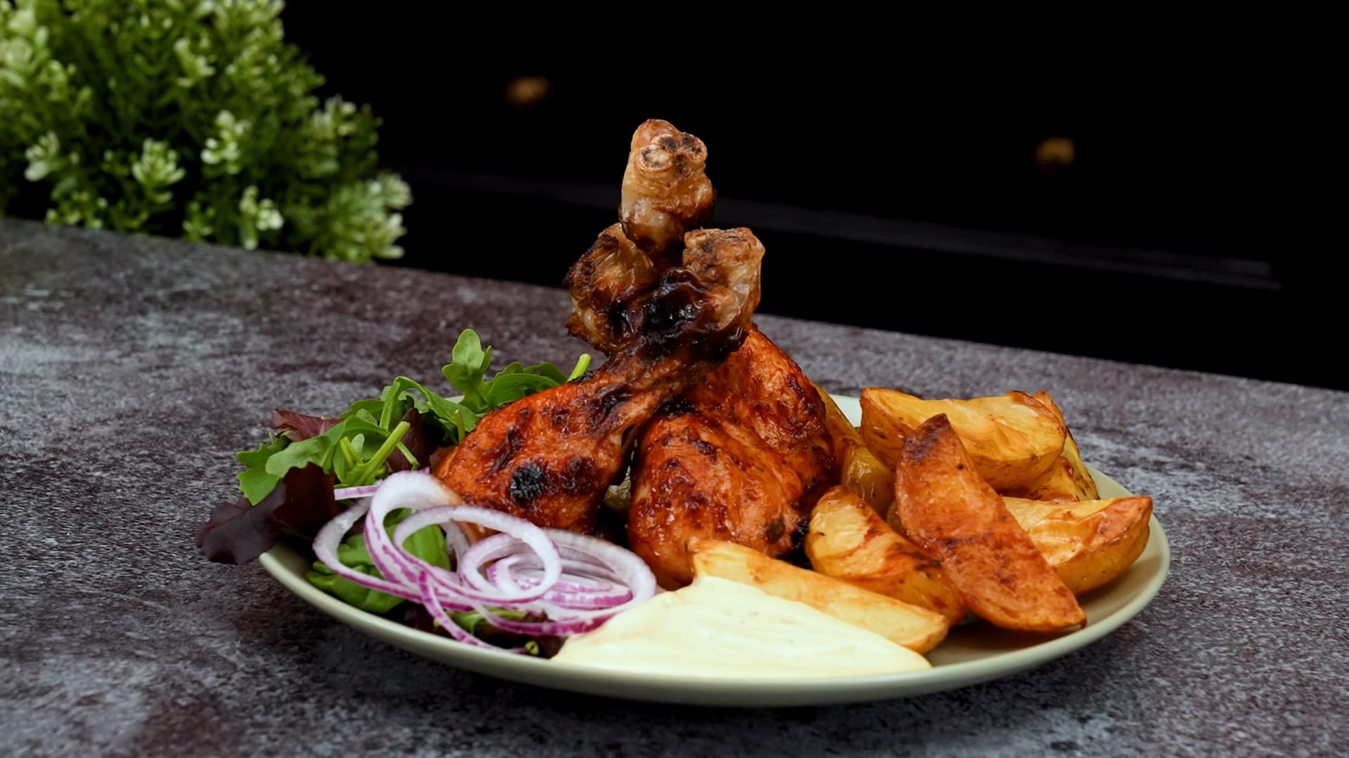 Så grillar du kycklingklubbor i ugnen