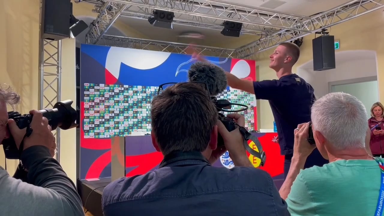 Adam Wharton tävlar mot BBC-journalisten