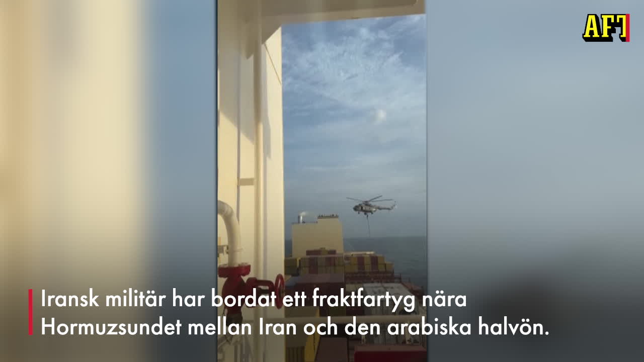 Här bordar iransk militär ett fraktfartyg