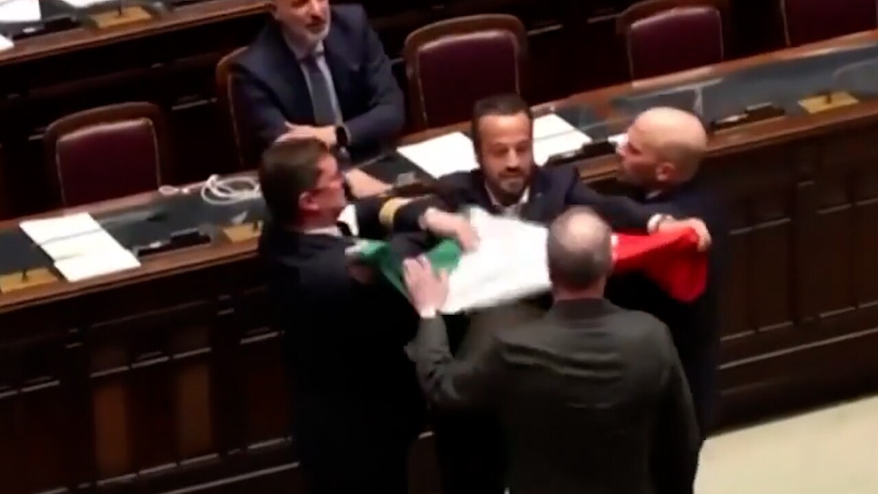 Överlämnar flagga – sen svingar de vilt - Aftonbladet TV