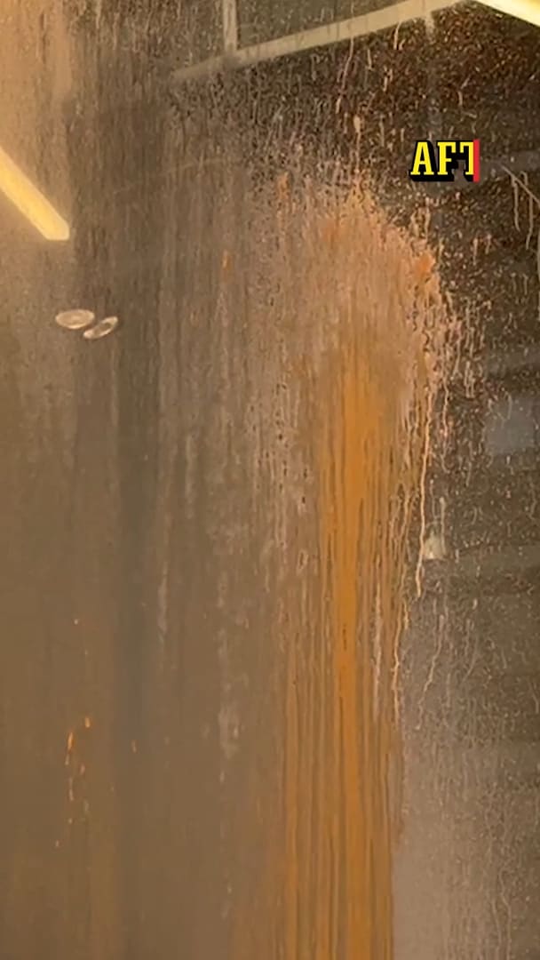 Här rinner färg längs Teslas butik