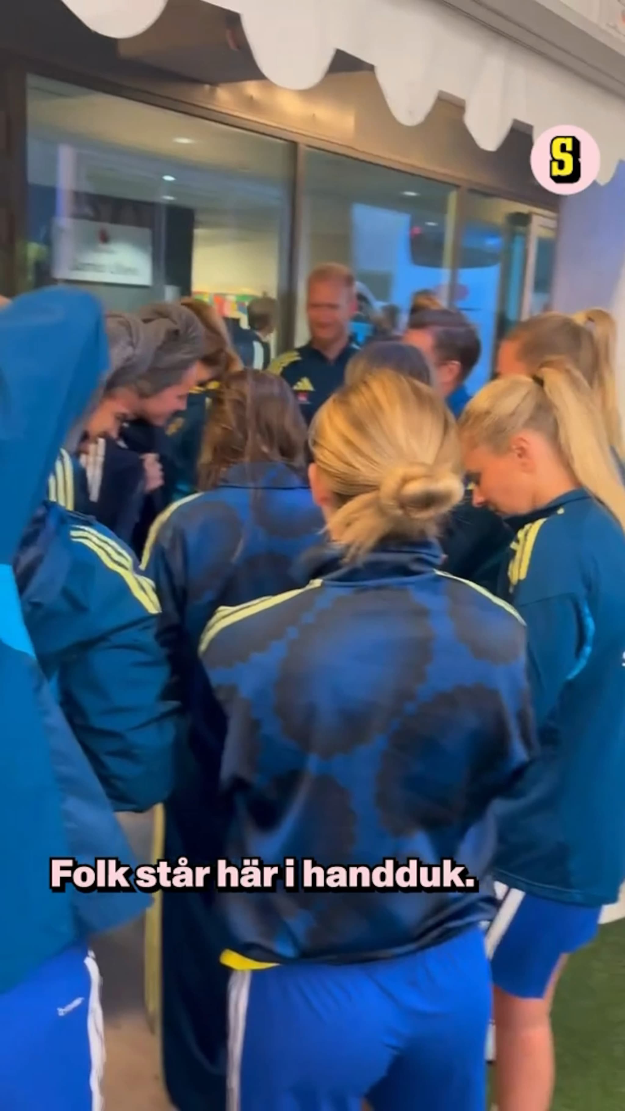 Landslaget utryms plötsligt