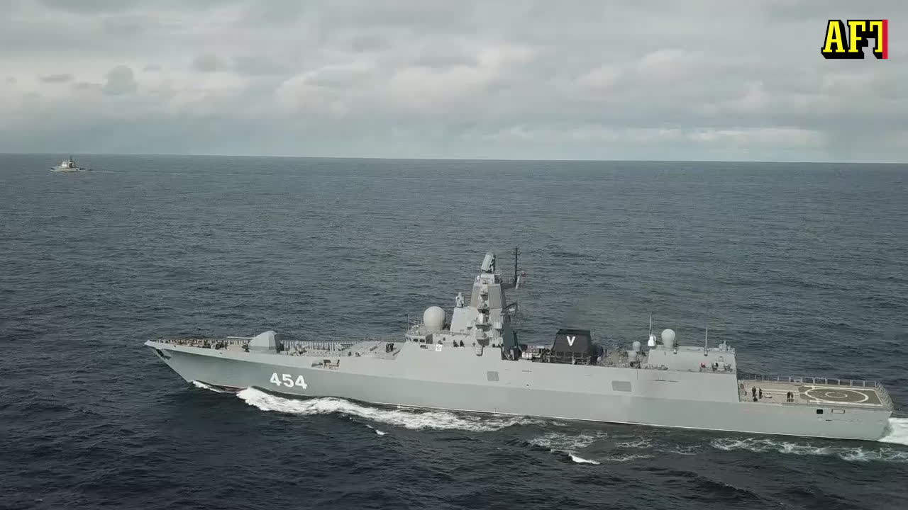 Här siktar ryska fartyget på Nato-planet