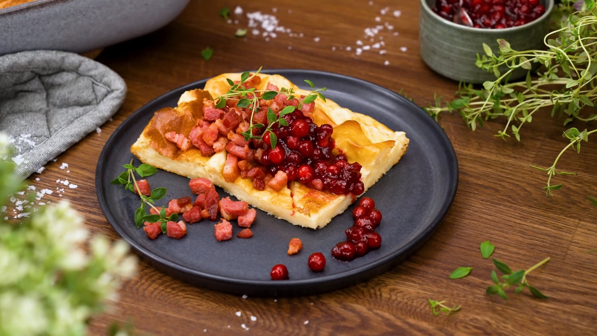 Ugnspannkaka med bacon och rårörda lingon