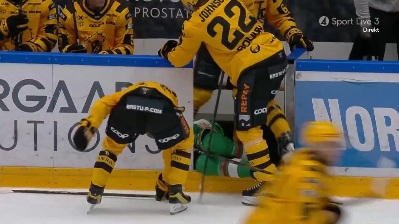 Tacklas rakt in i båset – se smällen