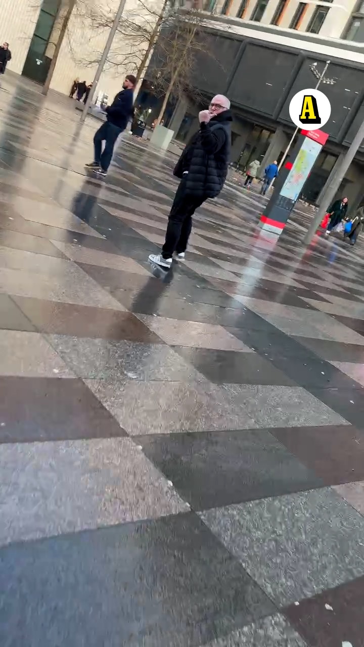 Dermot Clemenger springer från reporter – igen