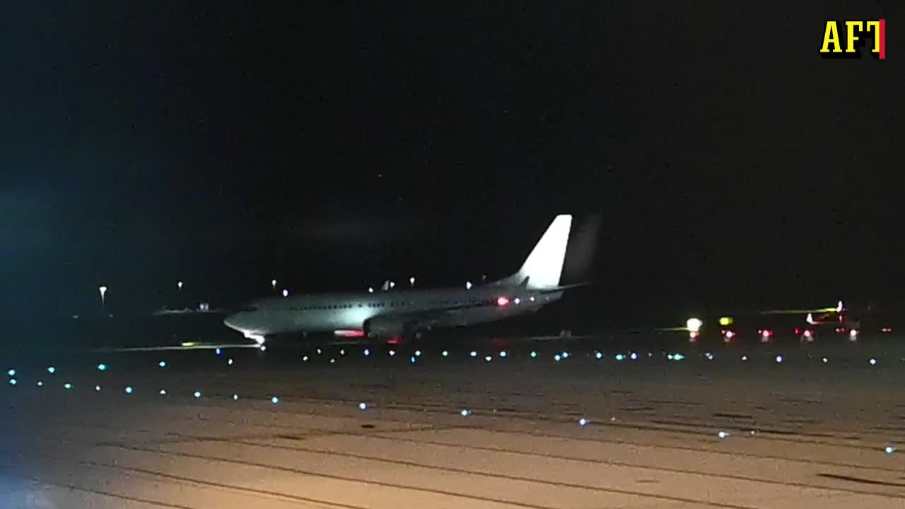 Här landar första evakueringsplanet med svenskar: ”Har varit mycket spring till skyddsrum”