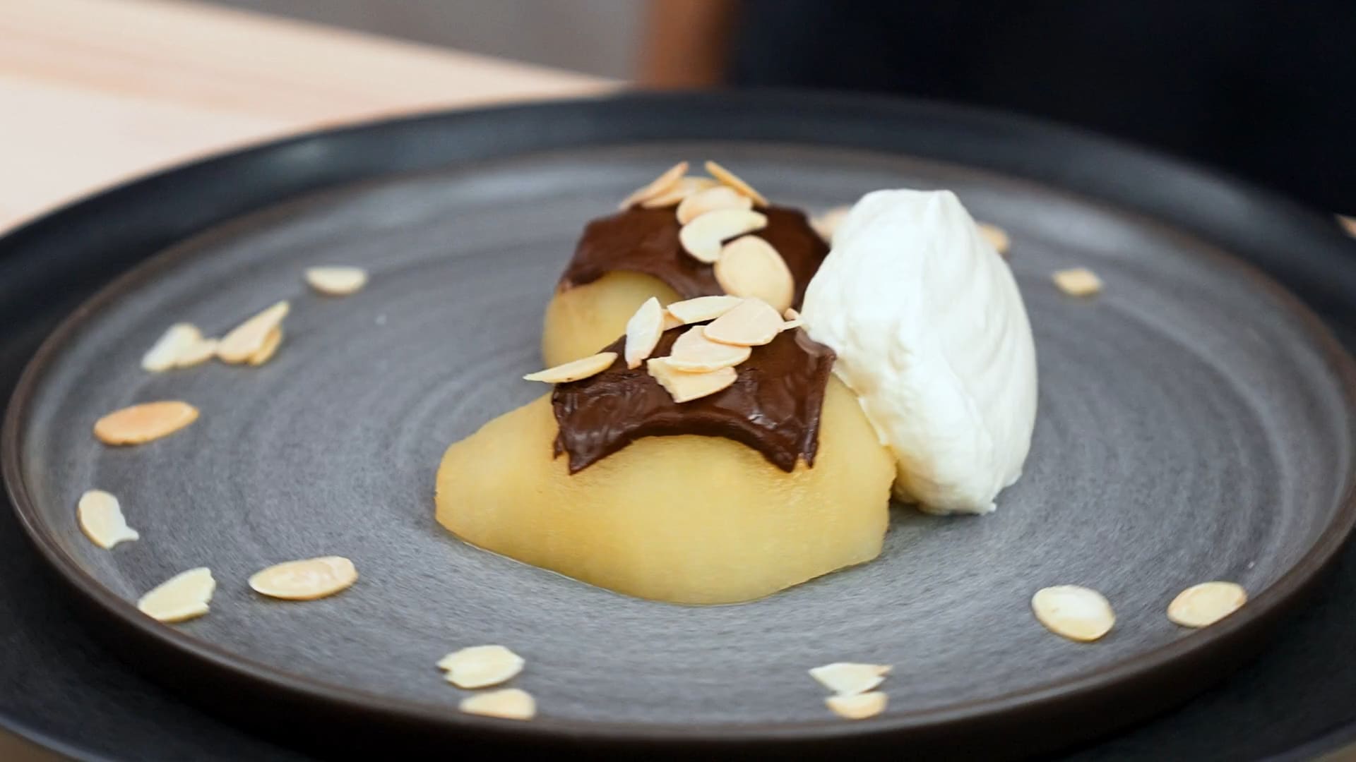 Päronhalvor med mintchoklad i ugn