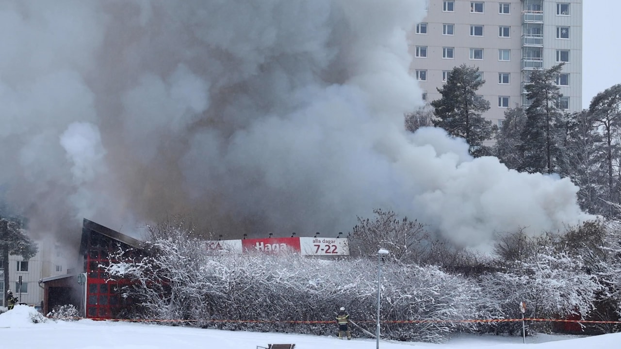 Här brinner ICA-butiken i Västerås