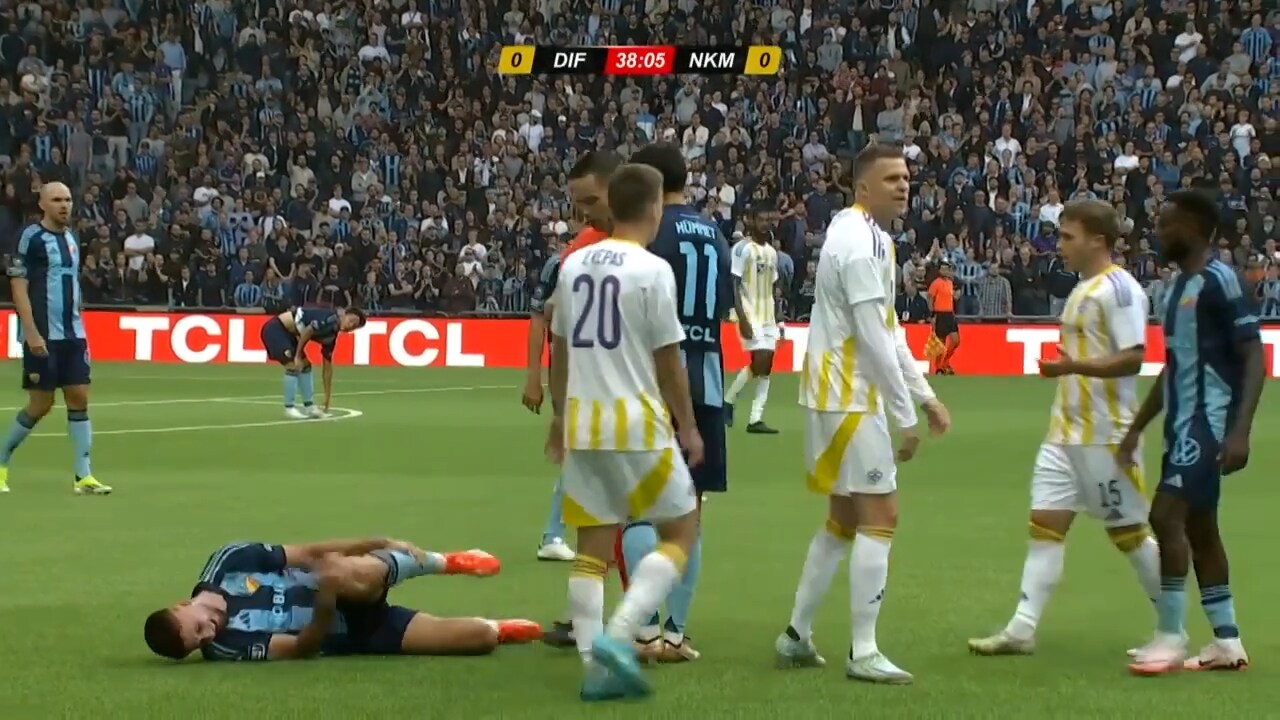 Här sparkar Josip Iličić mot Sabovic – men slipper rött kort