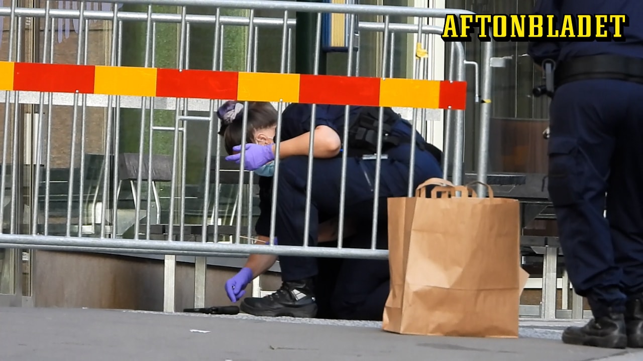 Se hur två vapen ligger slängda mitt i centrala Stockholm – efter misstänkt skottlossning