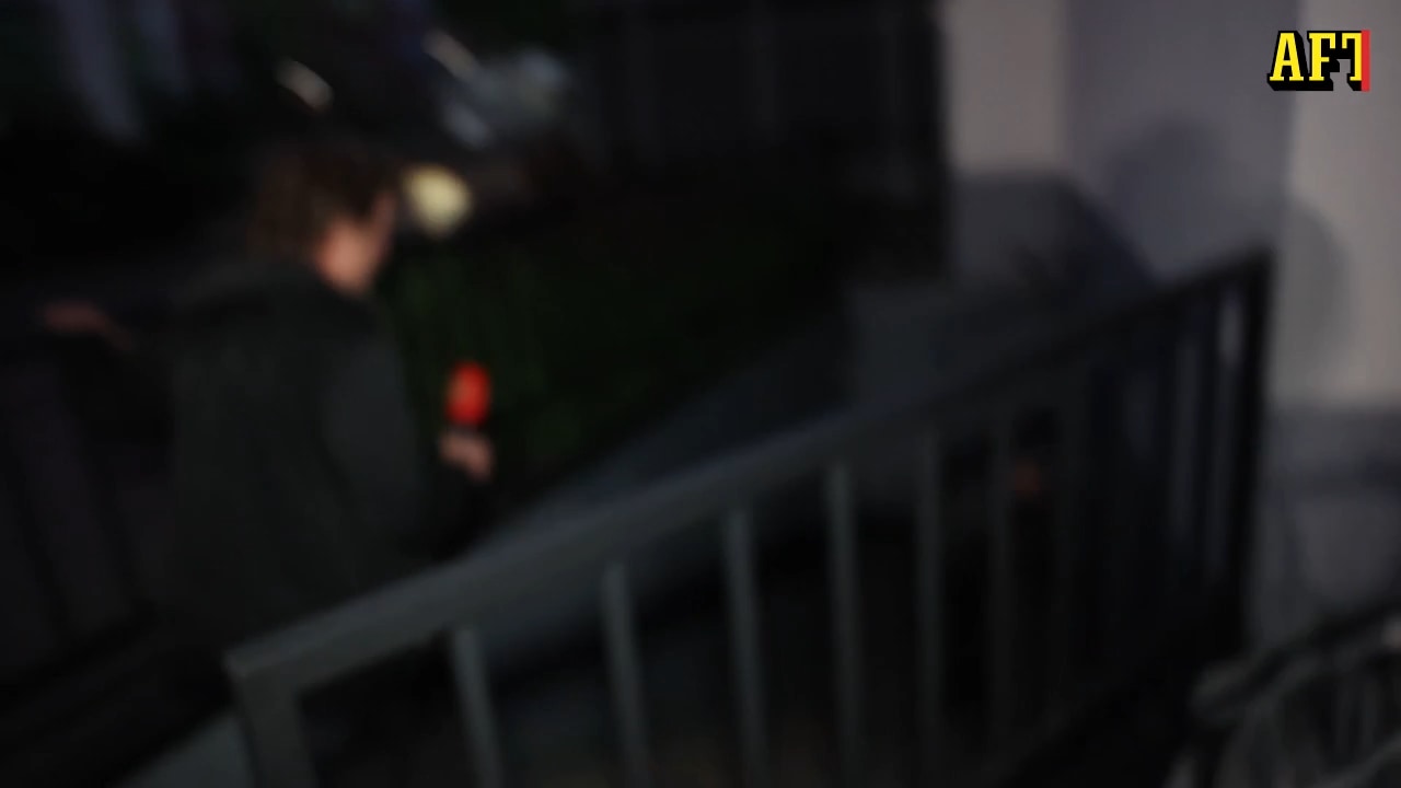 Här flyr Lång (SD) när Aftonbladet ställde frågor om förbjudna sången