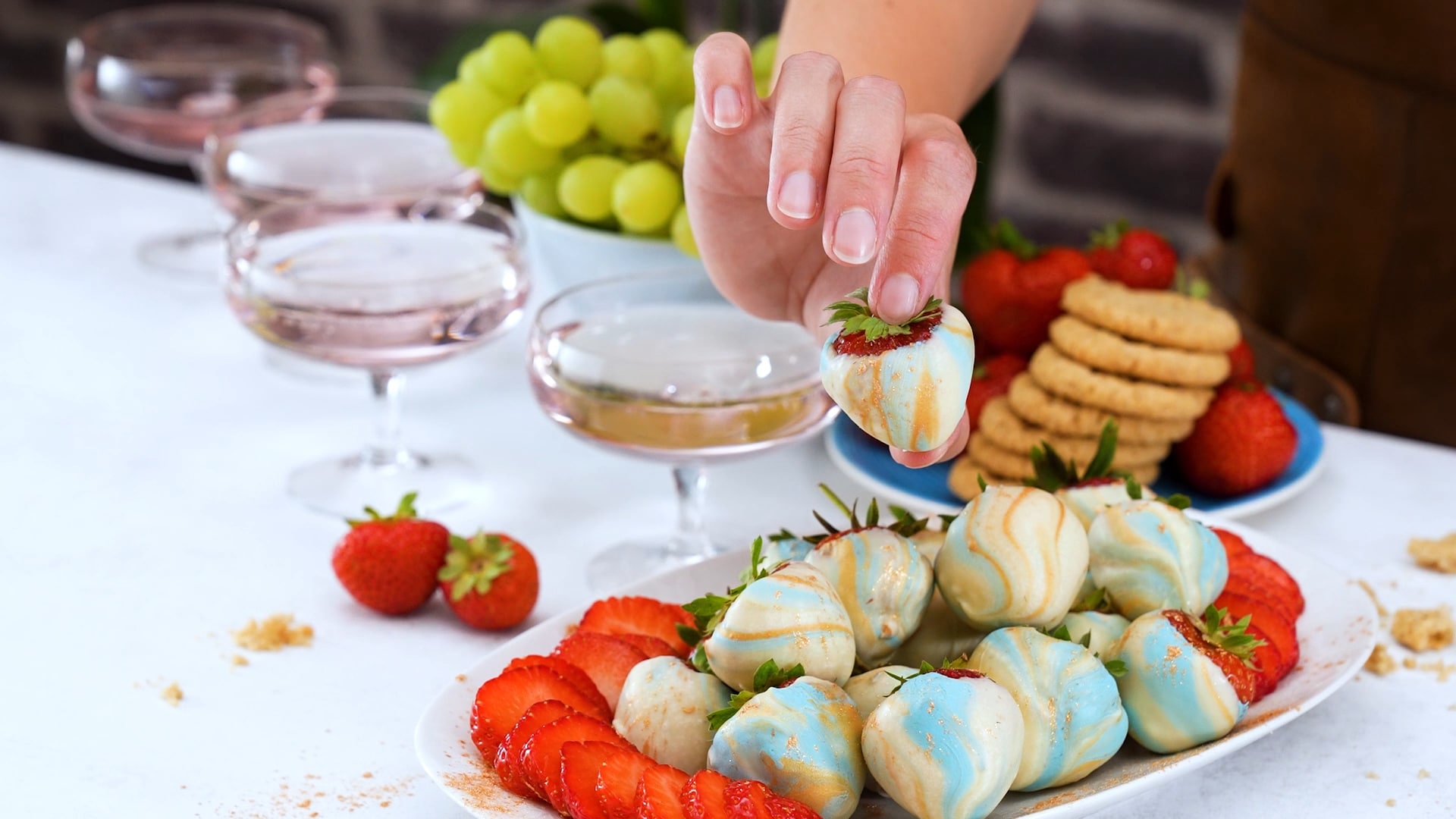 Jordgubbar doppade i vit choklad