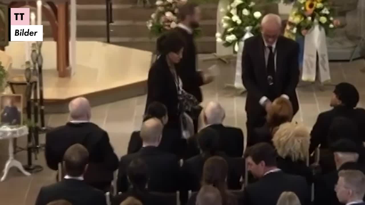 Här anländer Nancy till &ldquo;Svennis&rdquo; begravning
