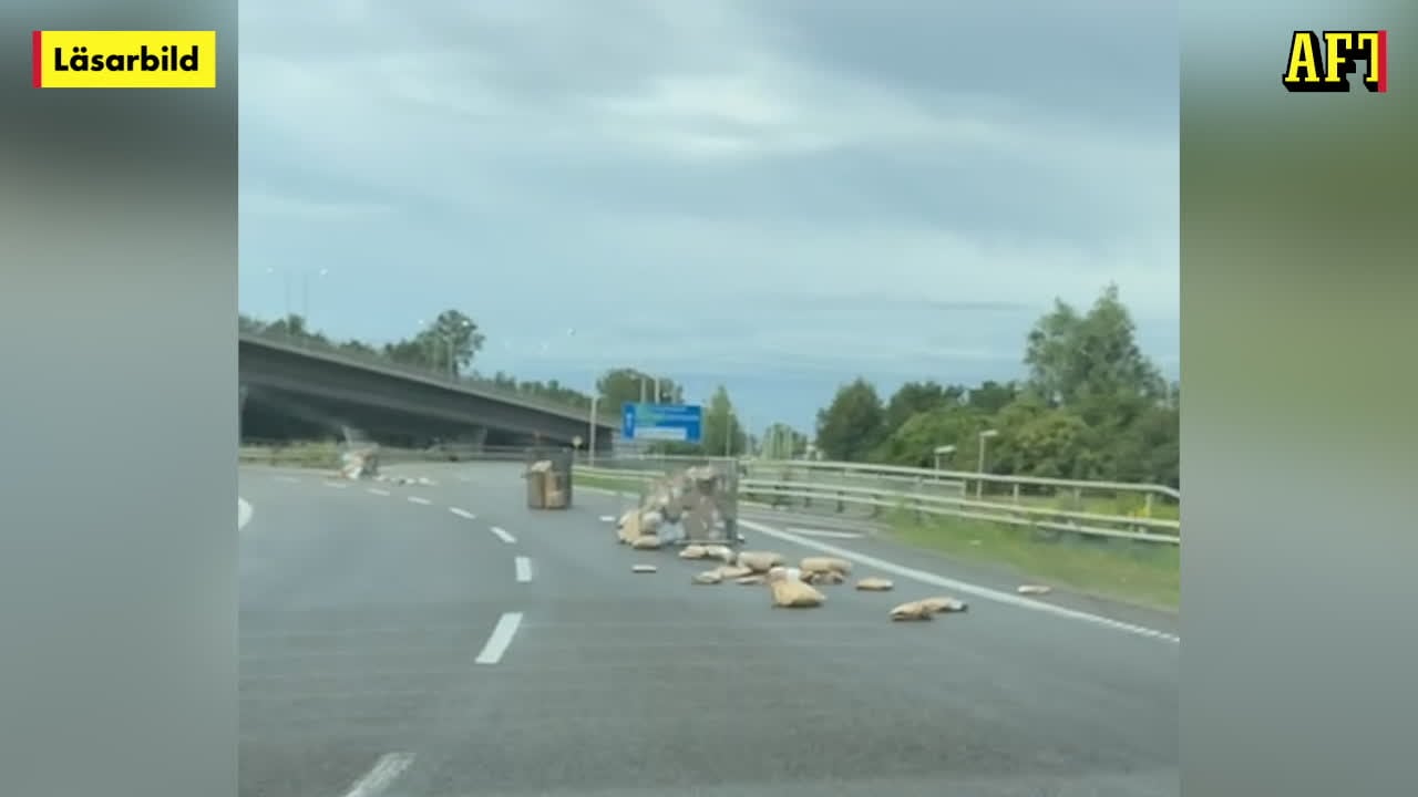 Här ligger Postnords paket mitt på vägen