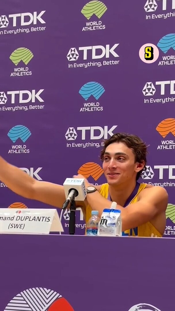 Förklaringen bakom gesterna: ”Ville få honom att skratta”