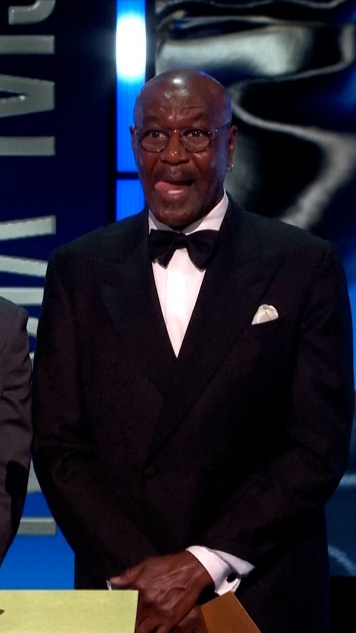 Skriker glåpord – mitt under galan