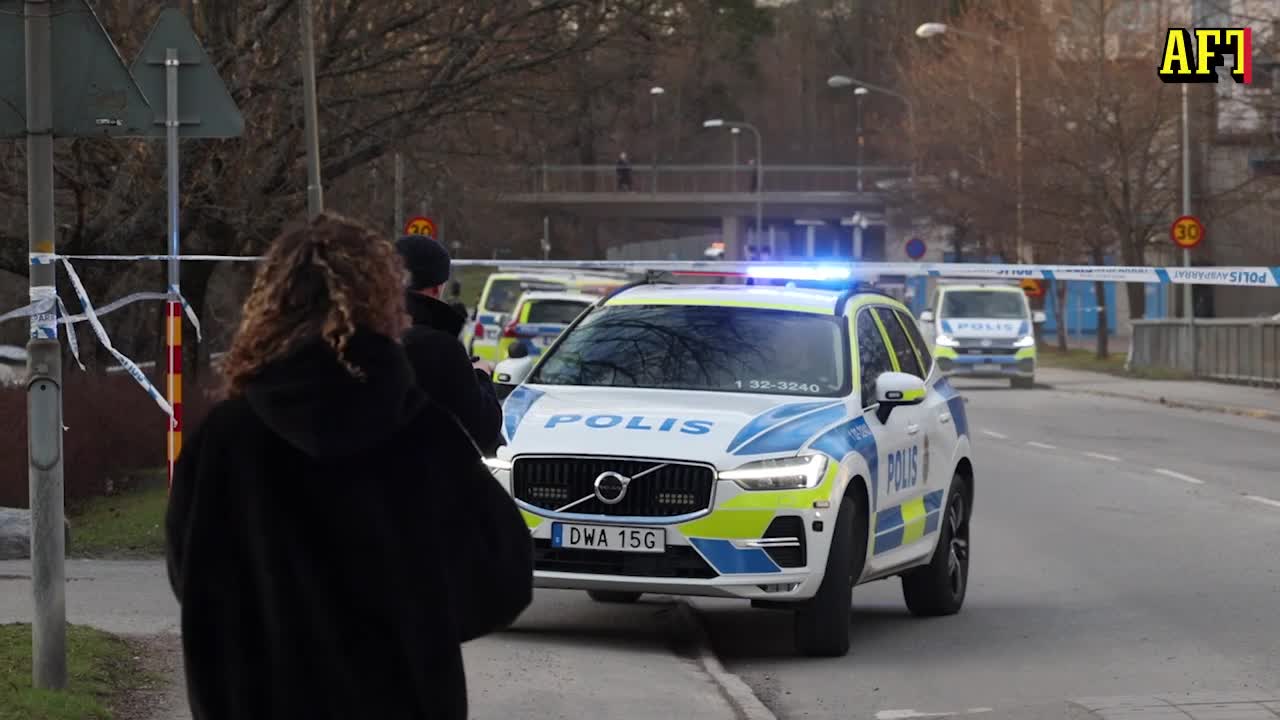 Man i 40-årsåldern död – stor polisinsats i Skärholmen
