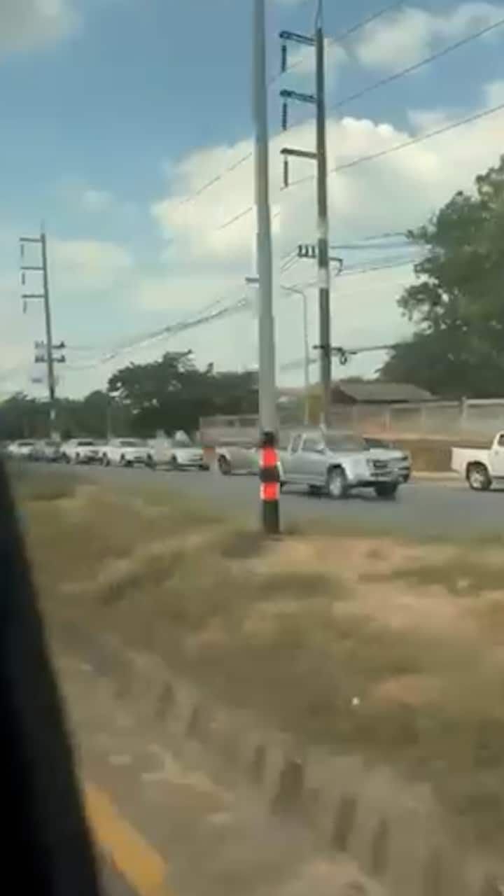 Här filmar svenskarna de enorma köerna till bensinstationen