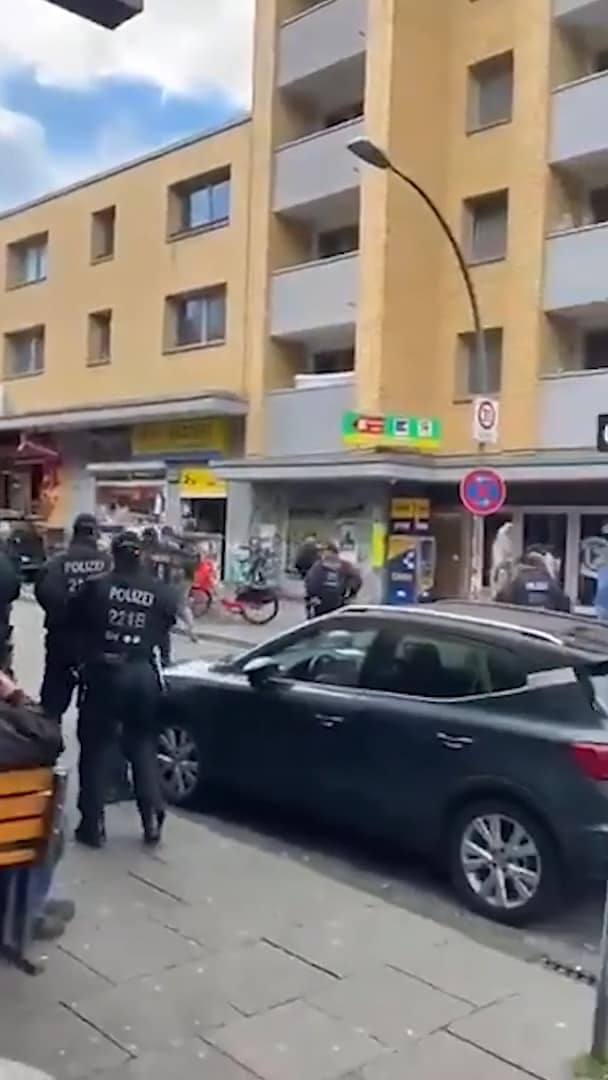 Här skjuts yxmannen – mitt i fotbollsfesten