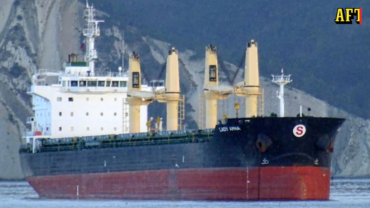 Skadat fartyg med explosiv last närmar sig Sverige