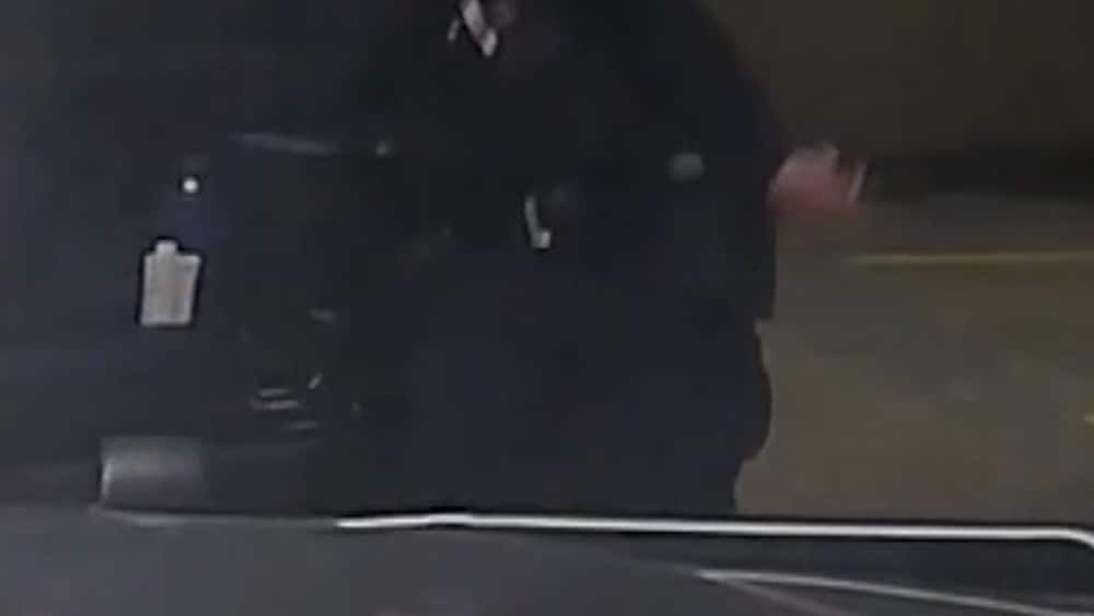 H&auml;r skjuts polisen av sin kollega