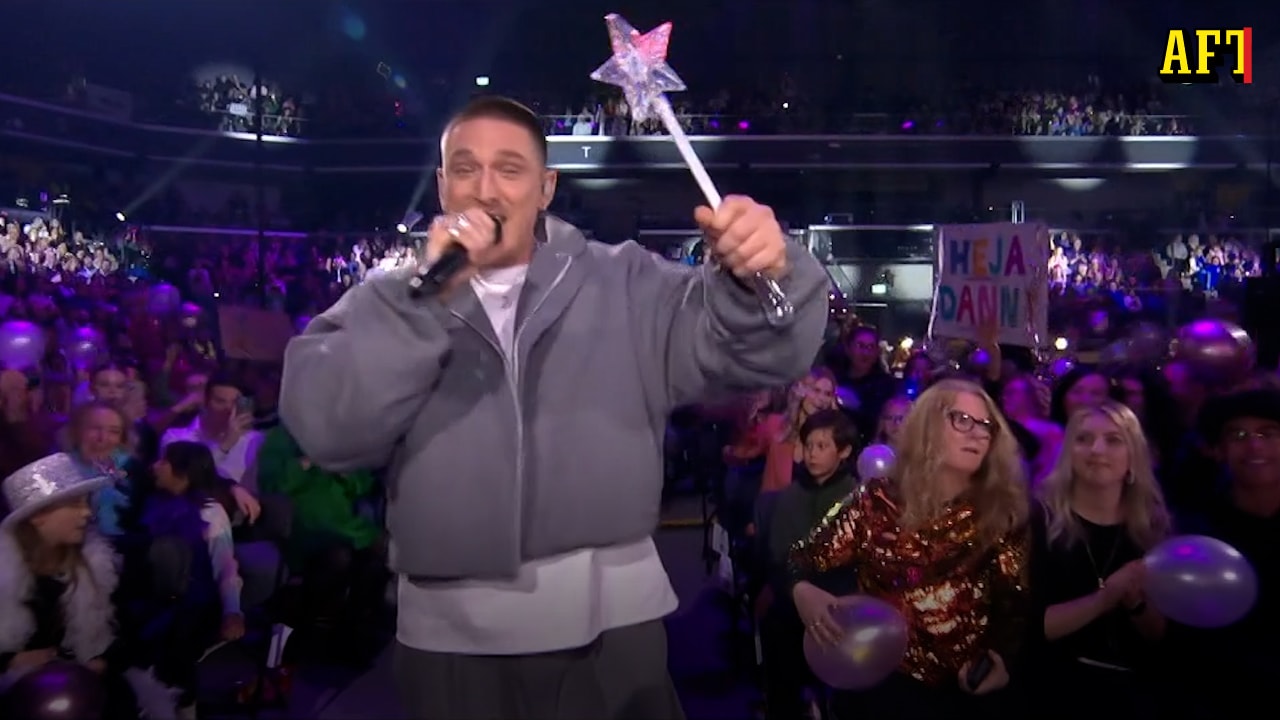 Här knycker Danny Saucedo trollspöet från barnet