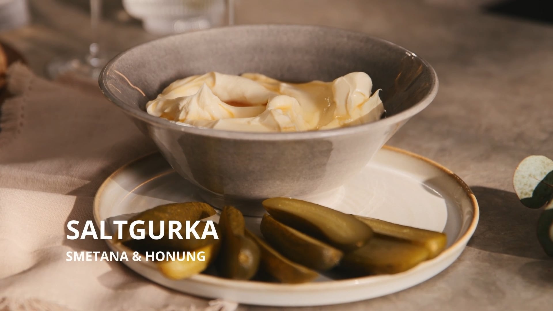 Saltgurka med smetana och honung