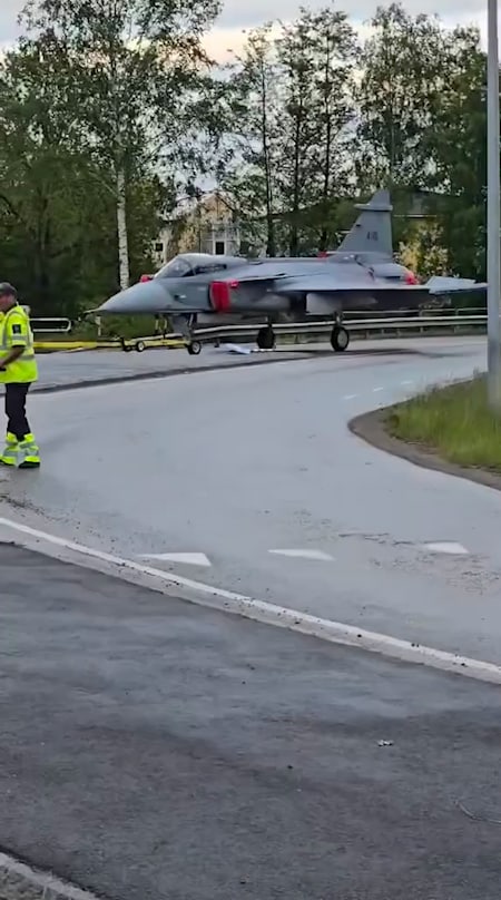 Jas Gripen på Sveriges vägar med tungt beväpnad transport