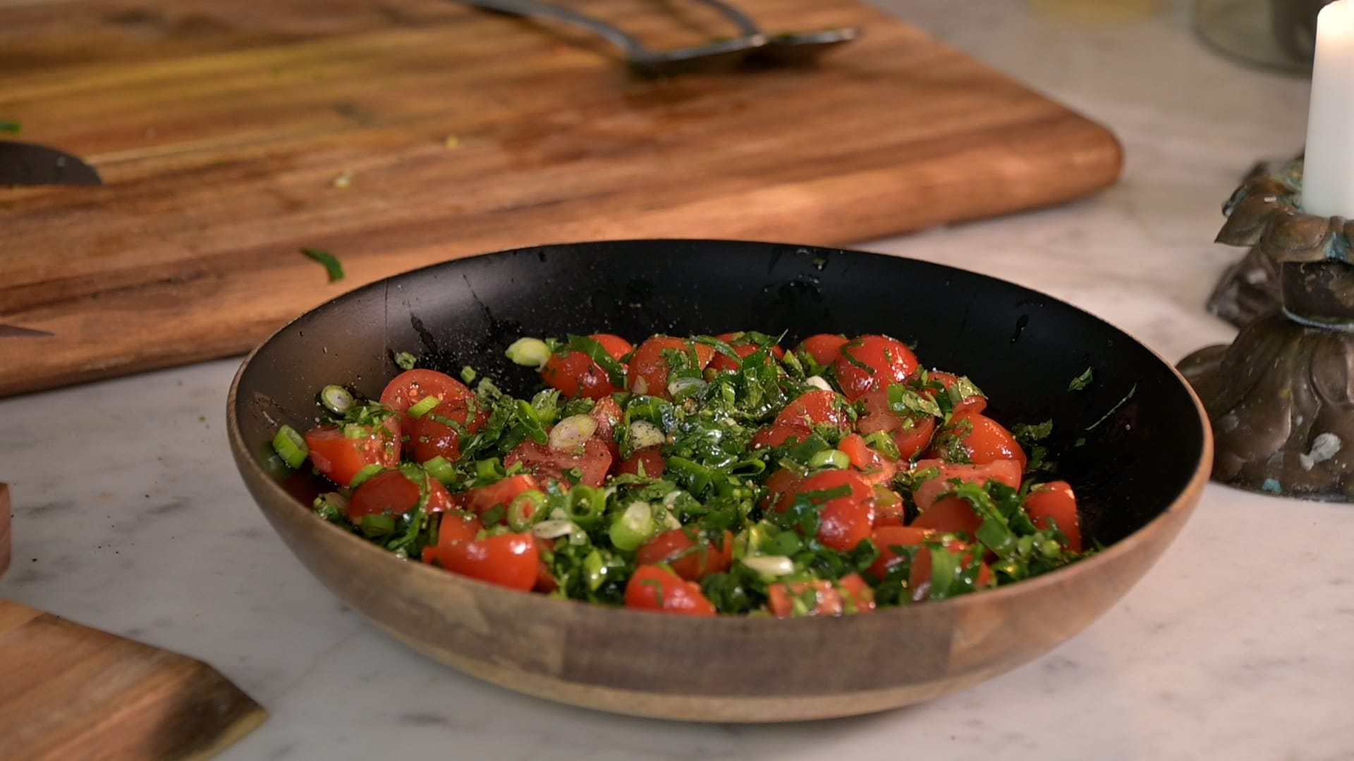 Syrlig tomatsallad med mynta