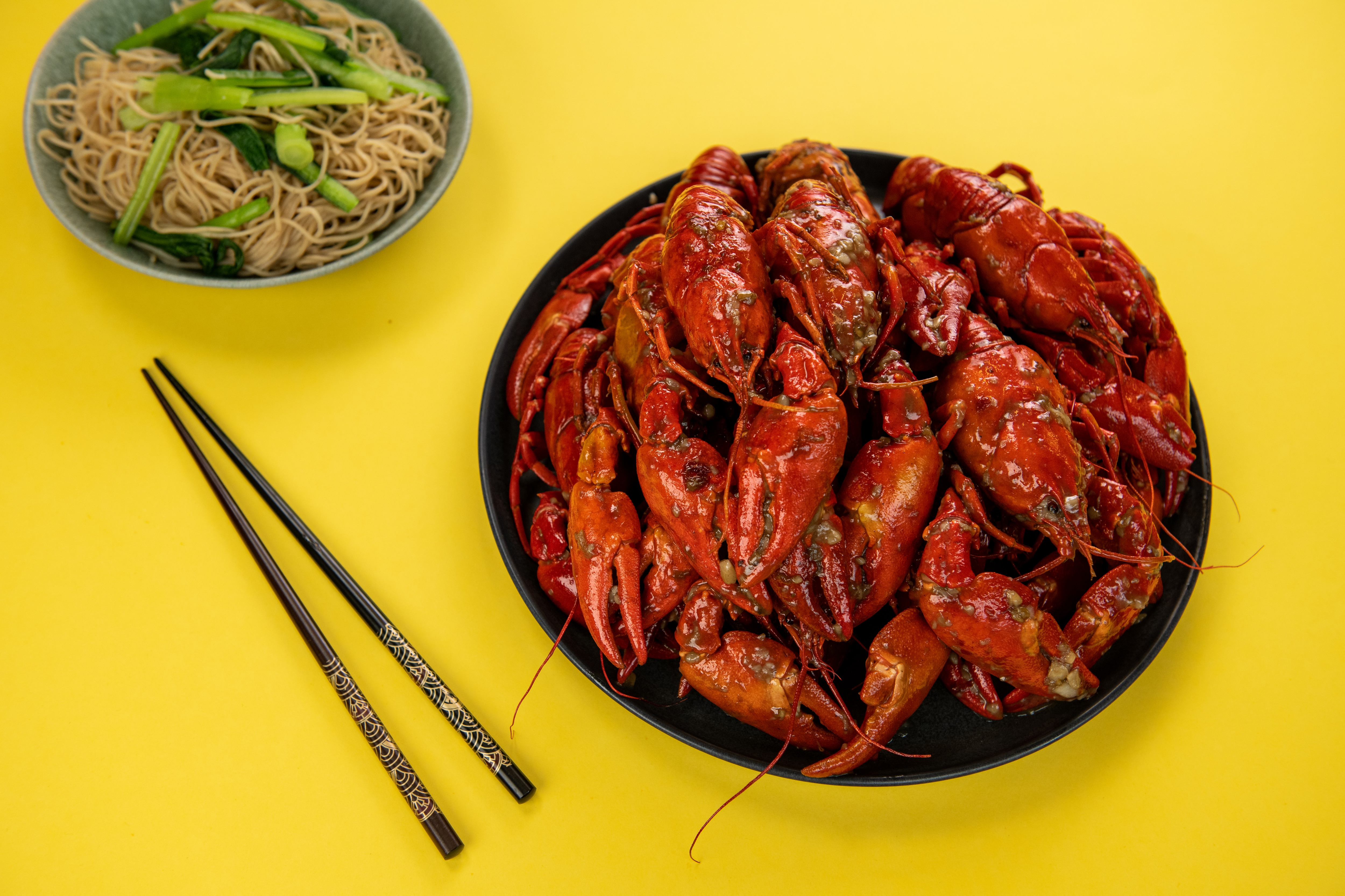 Signalkräftor med öl-och vitlökssås