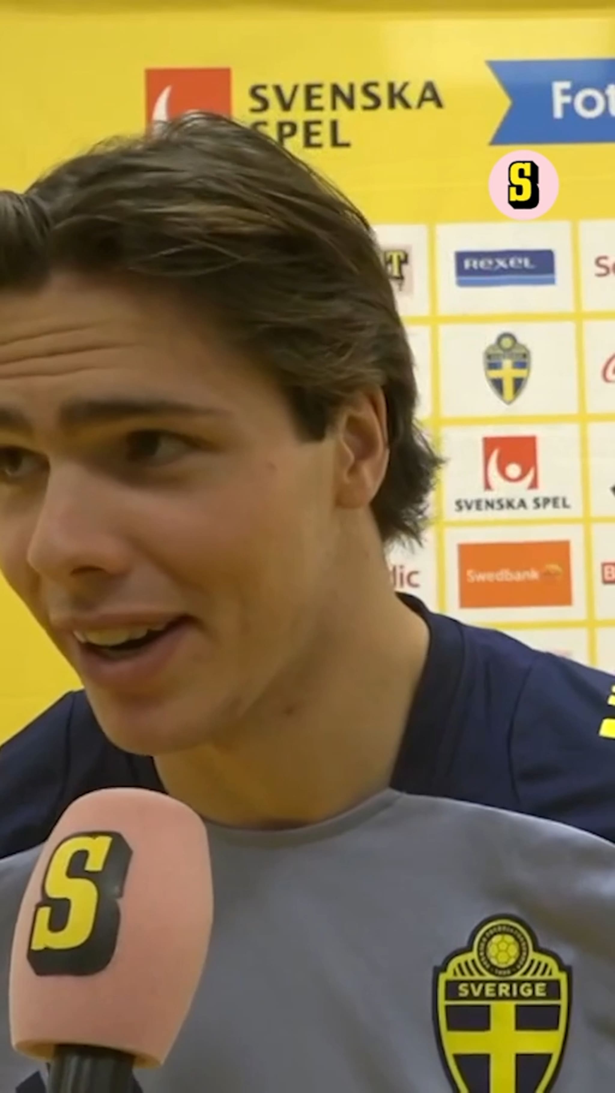 Här tar målvakten ton – sjunger Elvis Presley