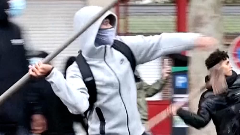 Kraftiga protester i Frankrike &ndash;&nbsp;400 skolor st&auml;nger