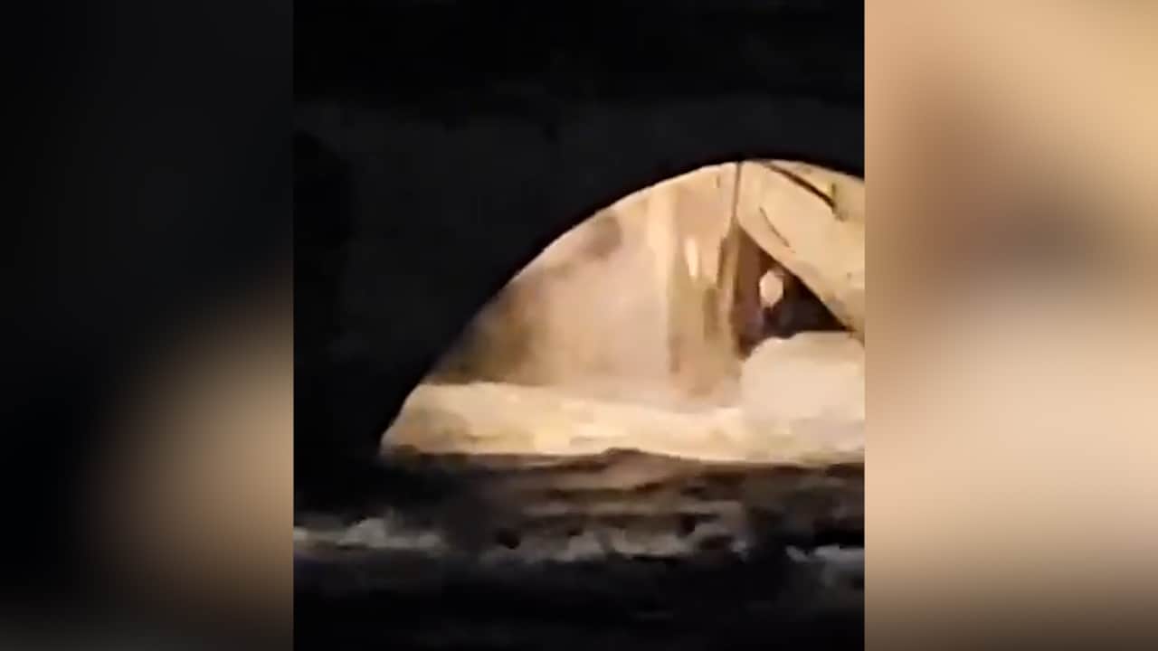 Här kollapsar den historiska bron