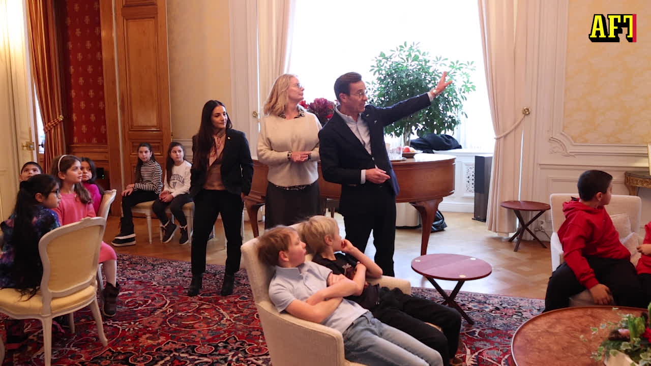 Här julfikar 26 skolbarn med Ulf Kristersson – i Sagerska palatset